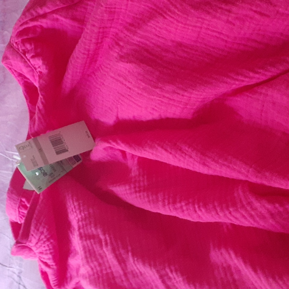 We are friend gave my mom and these clothes so I'm selling them